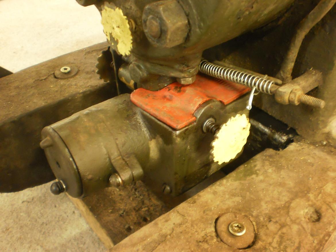 Mit "nyeste" mekaniske legetøj :-D - Før start hældes der en kop benzin ned i "skålen" under det røde låg og fingerskruen drejes ca. en halv omg. ud... billede 18