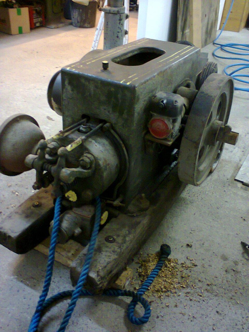 Mit "nyeste" mekaniske legetøj :-D - Vandet til køling af cylinderen fyldes simpelthen i det store ovale hul på toppen af motoren. billede 7