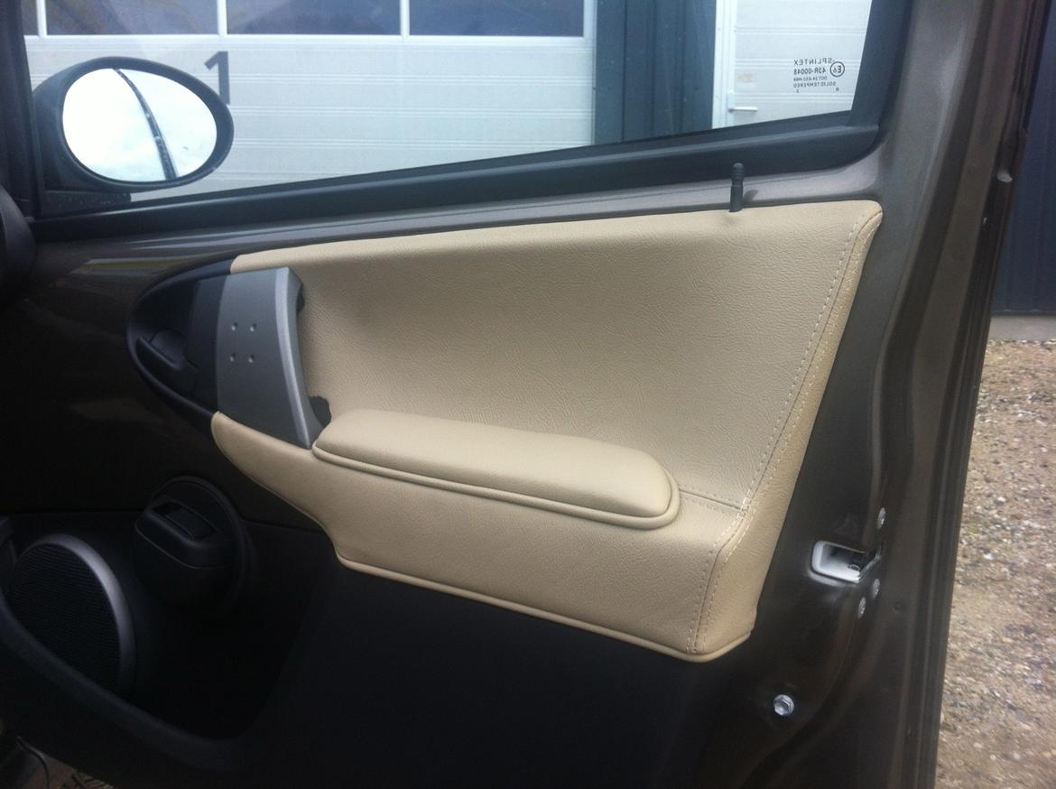 Læderkabine til Toyota Aygo 2012 - Dørbeklædning i læder, med speciallavet armlæn billede 7
