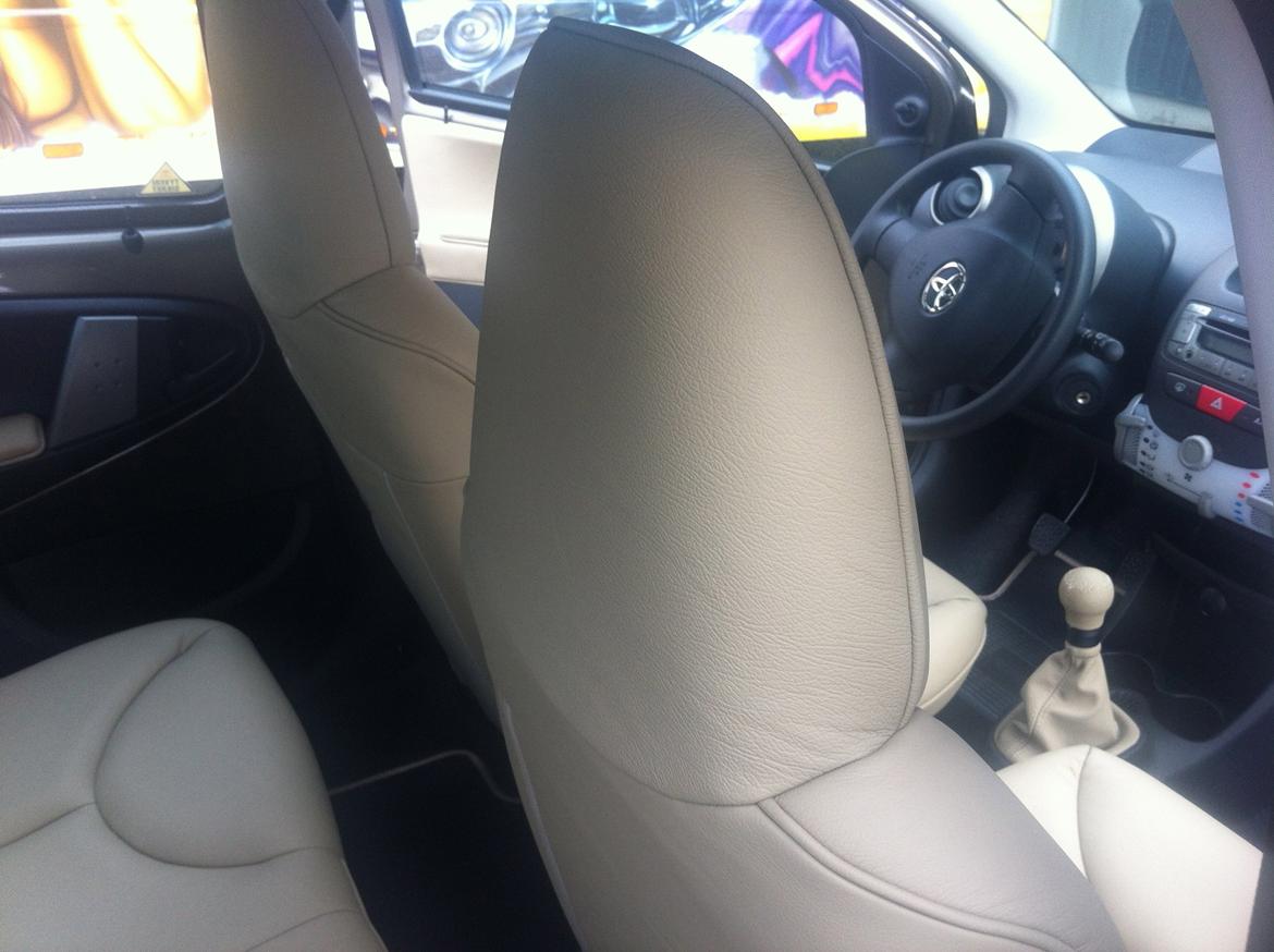 Læderkabine til Toyota Aygo 2012 - Bemærk keder (snor) i sæderne billede 4