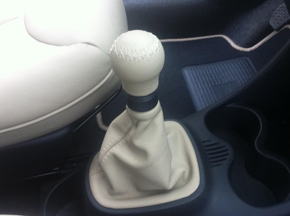 Læderkabine til Toyota Aygo 2012 - Gearknop og machet også betrukket med læder. bemærk de matchende måtter i bunden billede 10