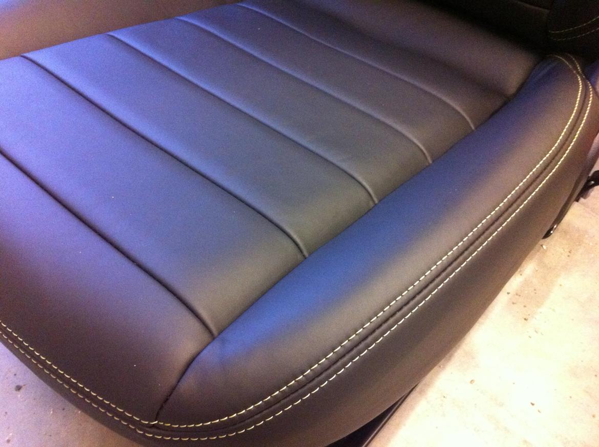 Læderkabine til Skoda Citigo 2012 - Lædersæder i original VW læder til Skoda Citigo 2012 syet med med dobbeltsting i bilen farve.
Bemærk de skjulte syninger i midterstykkerne billede 3