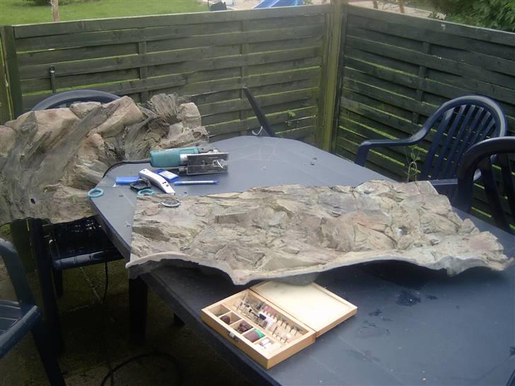 Opbygning af mit 720 L  - Der laves huller til indsugning og udgang til pumpen. Fordelen med dette er at der ikke kommer synlige ledninger og slanger i akvariet. billede 3