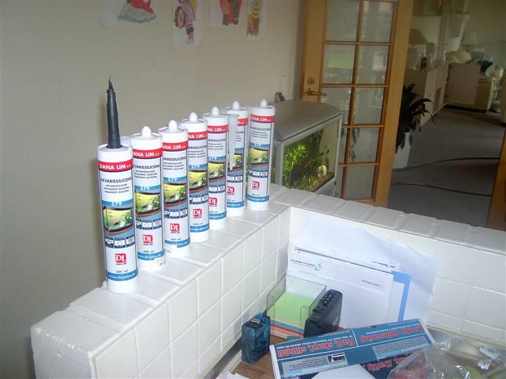 Opbygning af mit 720 L  - Så er vi klar til det besværlige. Baggrunden er meget buet, og køre rundt med en fugepistol  nede i et akvarie er ikke altid det nemmeste billede 9