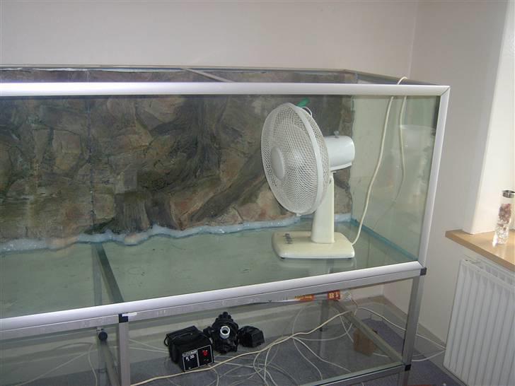 Opbygning af mit 720 L  - Desværre lugter sådan noget silicone af helve..... til !!! Det udgiver eddikesyre under hærdningen og hele hytten stinker. Så en lille blæser på for at hjælpe stanken hen til vinduet. billede 12