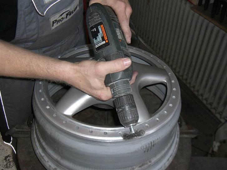 ABT/OZ Racing fælge, nogen der sagde cult !? - Afslibning af skidt og klæberester fra den gamle gummitætning. billede 7