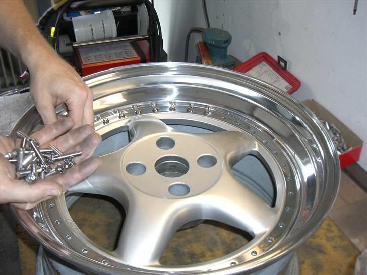 ABT/OZ Racing fælge, nogen der sagde cult !? - Skruerne i krom blir' sat i og ringene spændt fast. billede 11