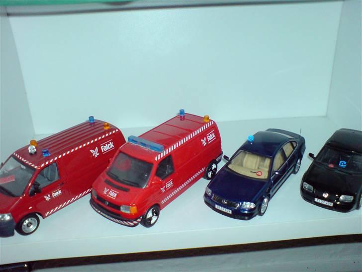 MODEL BILER i størrelse 1:43-1:24 og 1:18  - VW T5 minichamps, hjemmelavet til Falck bil....

VW T4 færdig lavet Falck bil, dog har jeg monteret andre blink og malet fælge osv....

VW Passat, hjemmelavet til Uro Polti med antenne på bagskærm, blink på tag og STOP Politi skilt i forruden...

VW Bora, hjemmlavet Uro Politi, blink i forrude samt STOP Politi i forruden.... billede 6