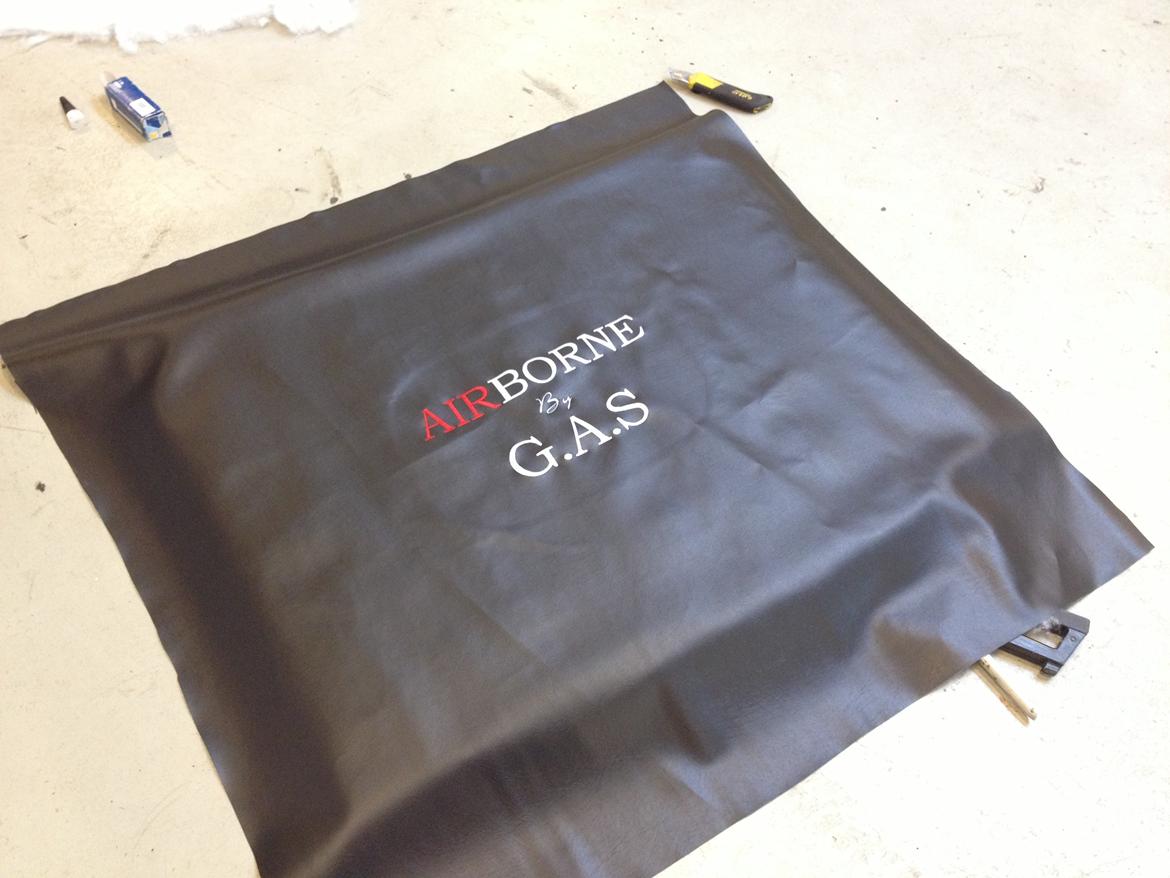 Audi A3 Airrider projekt - fra start til slut!!  - Begagerums plade har jeg selv lavet, plade skåret ud, min mor har broderet skriften, og så ellers bare lige pladevat og igang med en hæfte maskine. billede 8