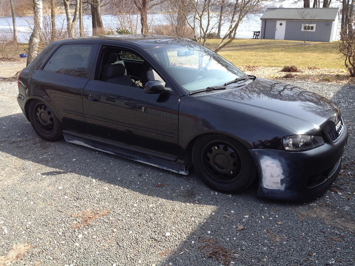 Audi A3 Airrider projekt - fra start til slut!!  - Forkofanger prøvemonteres, original rieger kofanger, grunden til den er spartlet og bygget med glasfiber i siden er pga. rieger desværre laver deres kofangere med nogle grimme riller/indtag i siden som jeg ikke var fan af. så det blev lukket, tak til Casper Abrahamsen for et flot stykke arbejde! :-)  billede 13