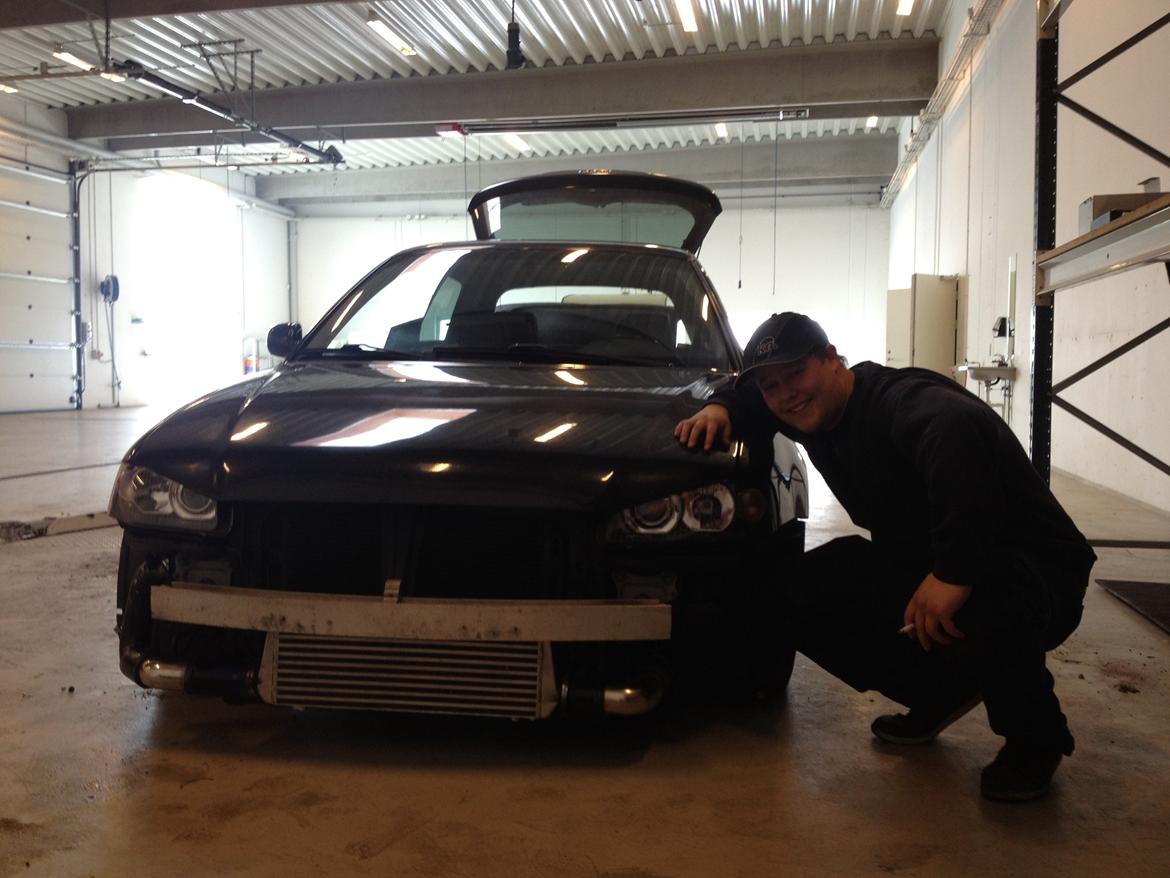 Audi A3 Airrider projekt - fra start til slut!!  - Her viser min grimme kammerat, at jeg har fået nye lygter på, med sort baggrund istedet for alm hvid. 
UDEN KLAM DAYLINE OG BØSSE ANGELEYES!! billede 19