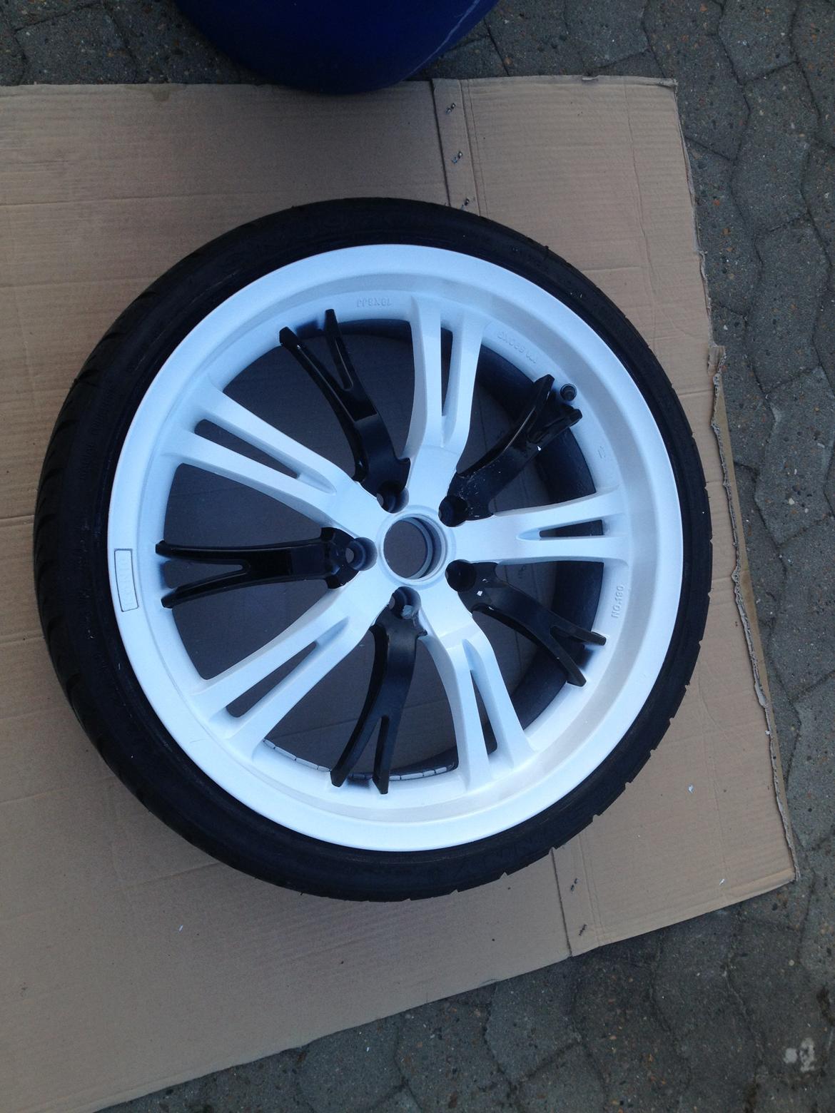 König fælge renoveret - Alt afdækning fjernet - syntes selv det ser noller ud - men monteret holder de MAKS :o) billede 5