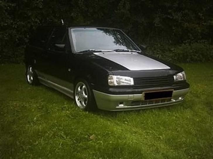 Billeder af tidligere biler. - VW Polo Steilheck 1,3 I monopoint. Kørte den i knap et halvt ård tid. Sjov bil at eje. Kører rimelig godt og havde en masse ekstra udstyr billede 2