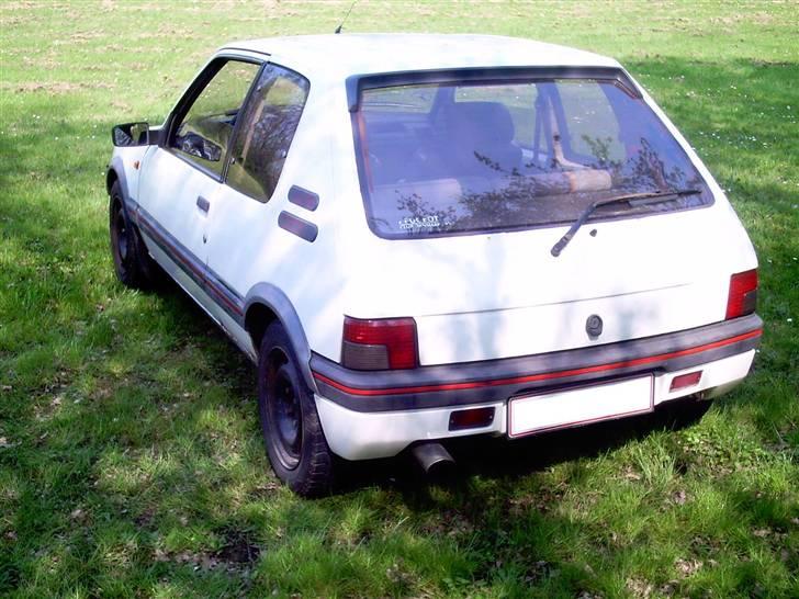 Billeder af tidligere biler. - Peugeot 205 1,9 Gti. Købte den efter jeg gik af med min tidligere steilheck. havde den et lille halvt års tid inden jeg byttede for nissanen. billede 8