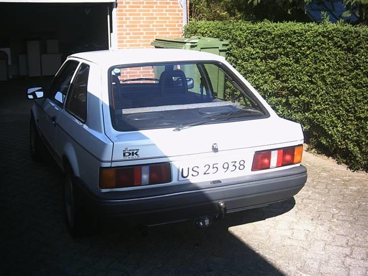 Billeder af tidligere biler. - Min første bil. Ford Escort Mk 4, 1,4I. Importeret fra Schweiz. Har aldrig set en standard Mk 4 med så lidt rust som den havde.. billede 14