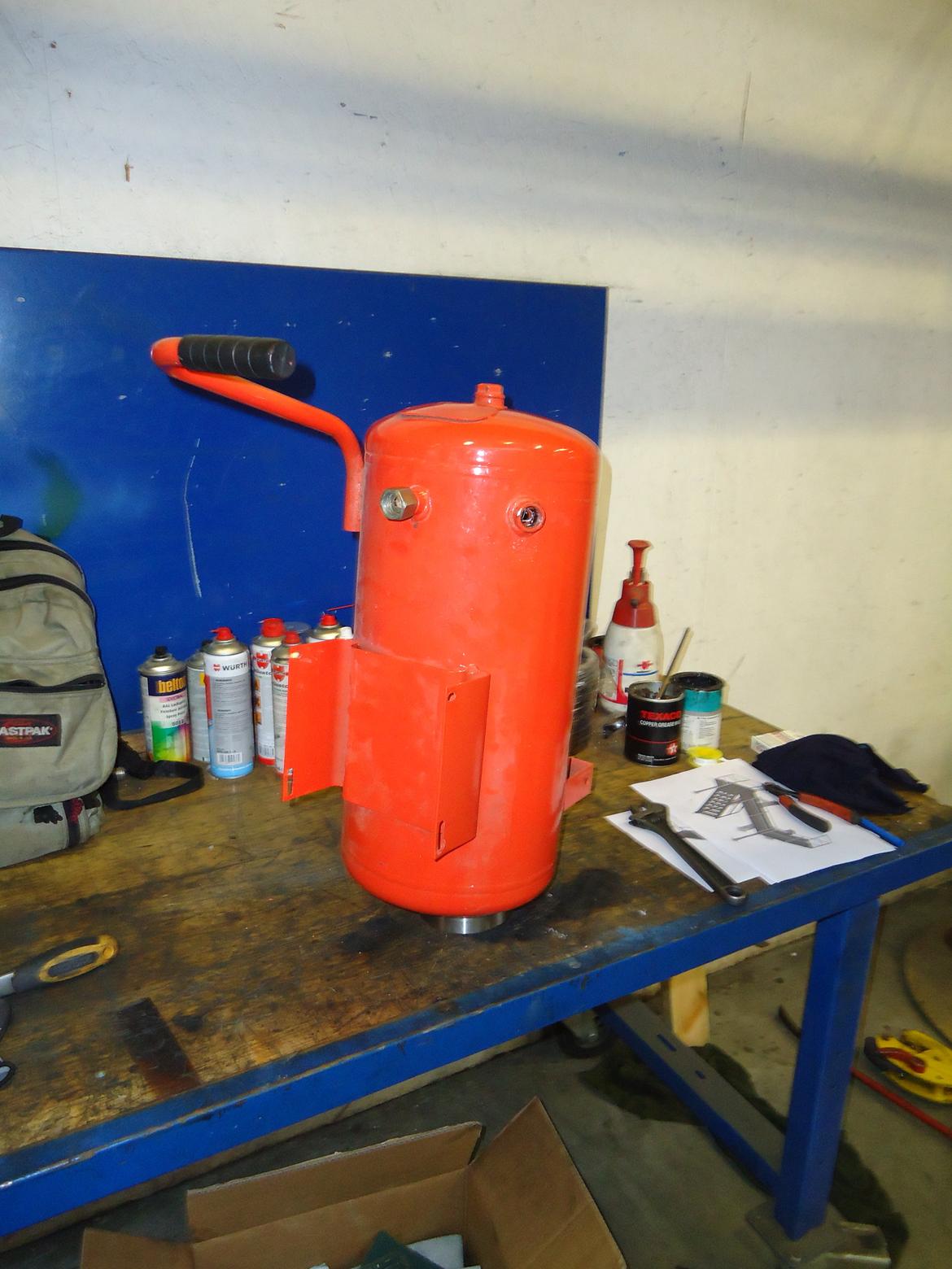 Lydløs kompressor V.2,0 - Planen med den nye er at den skal kunne stå under mit arbejdsbord. Og for at udnytte pladsen har jeg valgt at lave den med tanken på højkant. billede 3