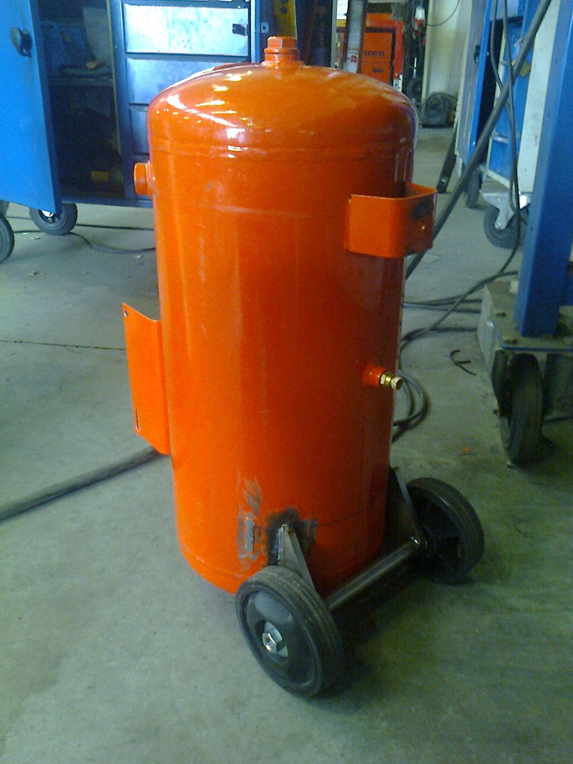 Lydløs kompressor V.2,0 - Selv om den skal stå under et bord, må den stadig gerne være transportabel. Så jeg skal de gamle hjulophæng af, og monterede nogen nye lidt længere nede. billede 4