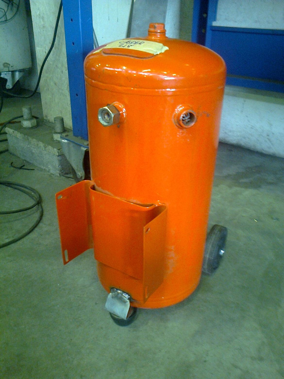 Lydløs kompressor V.2,0 - Et støtteben foran med en gummifod sikre at tanken står lige og stabilt, uden at eventuelle vibrationer kan forplante sig. billede 5