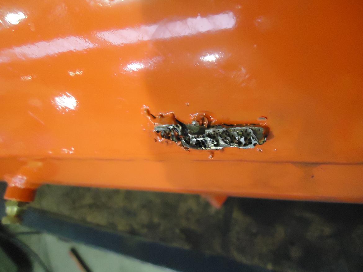 Lydløs kompressor V.2,0 - Dette har ikke noget med det egentlige projekt at gøre, men lad mig her fortælle at tanken er lavet i kina! og tydeligvis ikke af de mest grundige producenter. ( denne elendige svejsning var heldigvis kun til håndtaget. Men efter jeg opdagede den, tryktestede jeg tanken mange gange før jeg fortsatte) billede 6