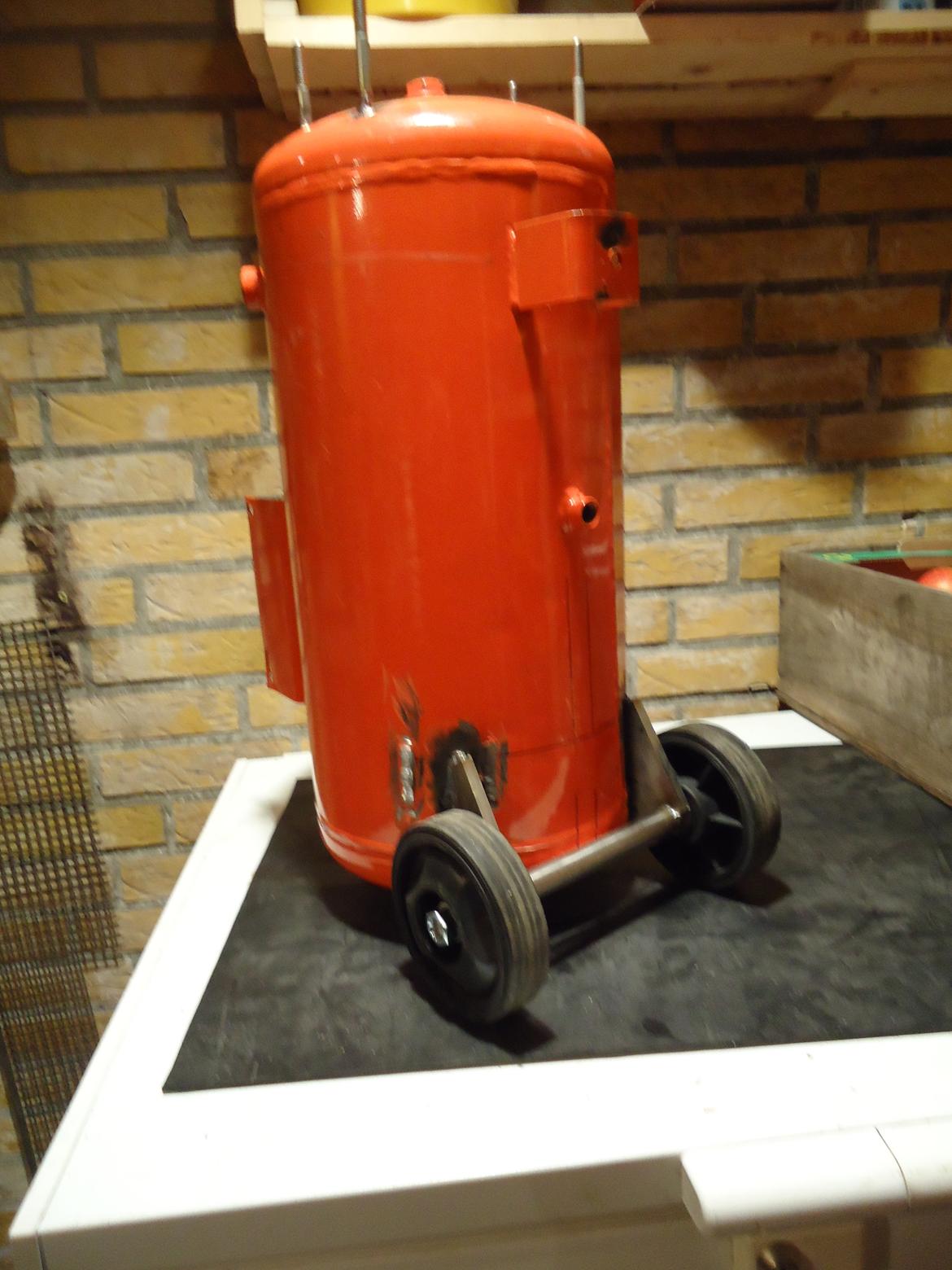 Lydløs kompressor V.2,0 - På toppen af tanken svejsede jeg 4 bolte, der skal fungere som stativ for motoren. billede 7