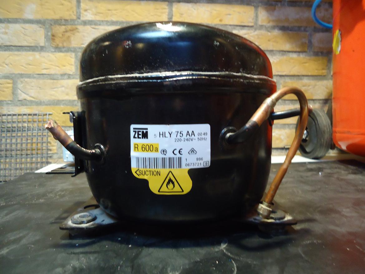 Lydløs kompressor V.2,0 - I stedet for den oprindelige køleskabs motor jeg brugte på V1,0 har jeg nu skaffet en lidt nyere fra en mellemstor kummefryser. (jeg formoder at den vil være bedre/hurtigere end den gamle) billede 8