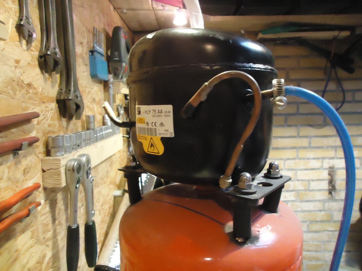 Lydløs kompressor V.2,0 - Motoren bliver monteret på de 4 bolte. Mellem tanken og motoren er der på boltene trukket et stykke gummeslange. Det sikre den rette afstand mellem de to og begrænser vibrationer. billede 9