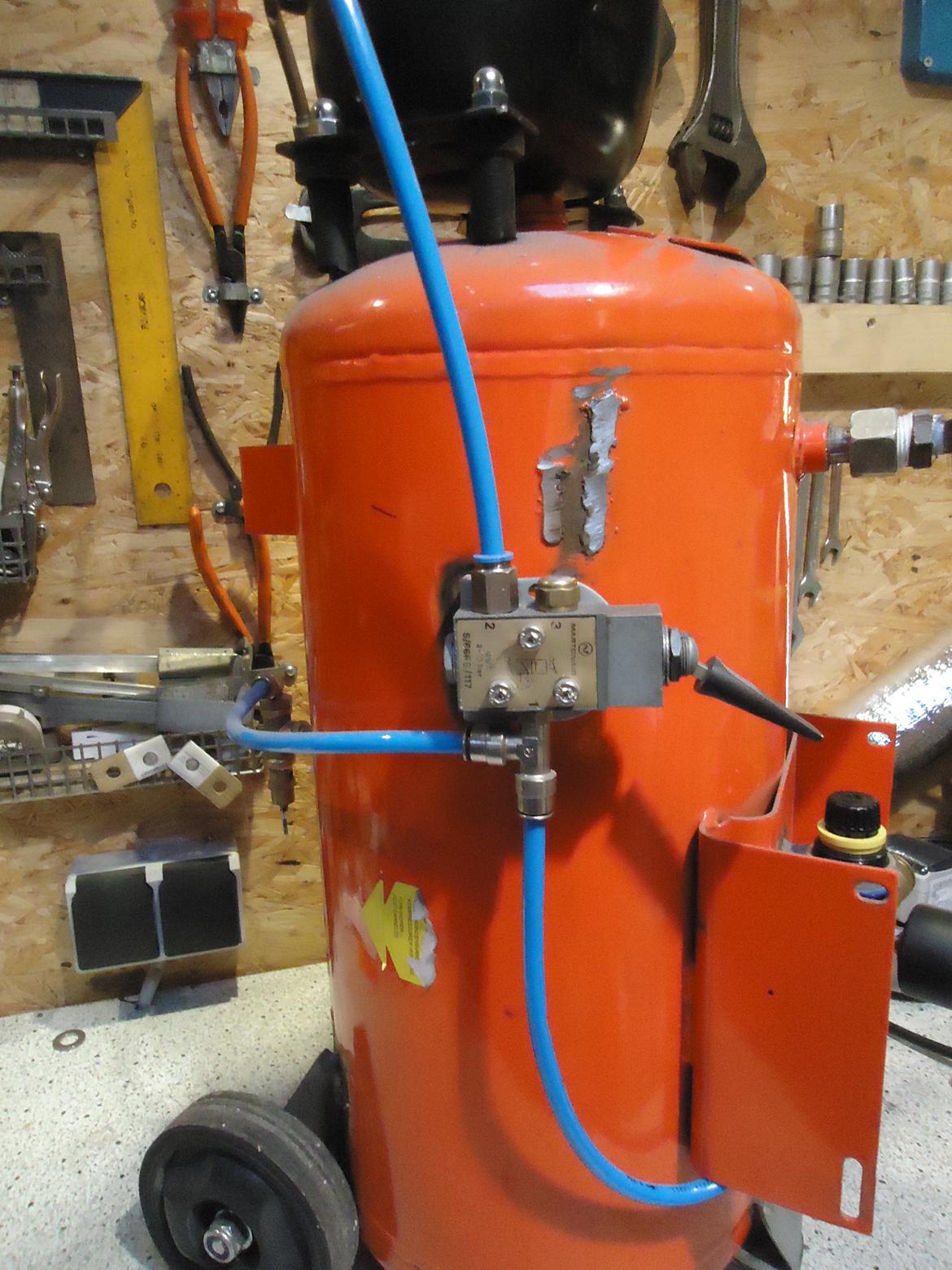 Lydløs kompressor V.2,0 - En ny tilføjelse på denne version er en manuel 2-vejs ventil. Med den kan jeg tømme tanken (dette er pt. nødvendigt da kompressoren ikke kan starte hvis der er tryk i systemet) Dette problem vil dog blive løst ved at montere en kontraventil mellem tanken og 2-vejsventilen. billede 10