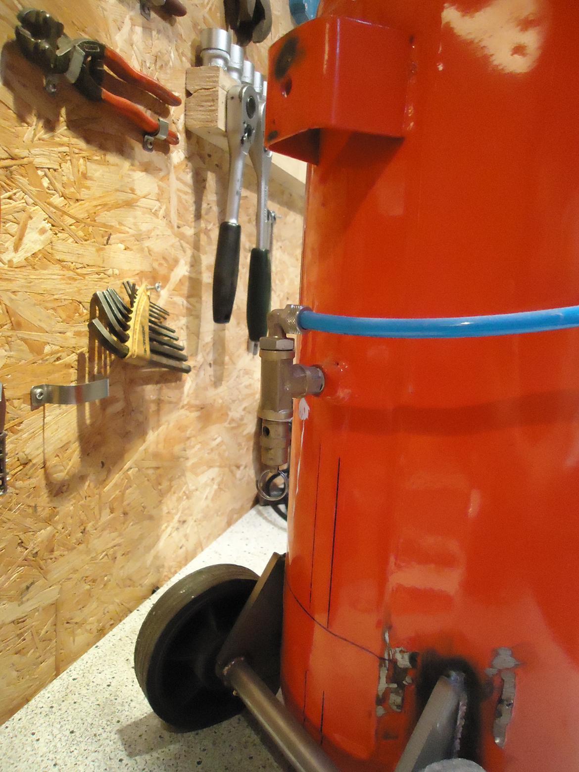 Lydløs kompressor V.2,0 - Trykket fra motoren føres via forgreningen på 2-vejsventilen til vandudskilleren på forsiden af tanken, og ind i tanken via et t-stykke hvorpå der også er monteret en overtryks ventil som sikre at trykket aldrig overstiger 8 bar. billede 11