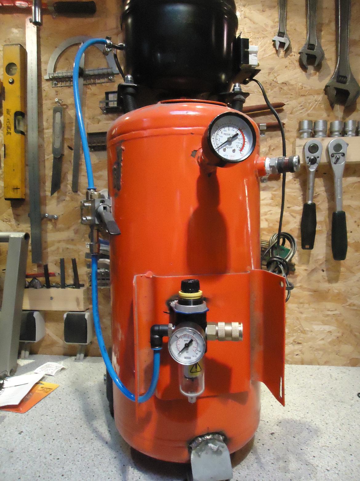 Lydløs kompressor V.2,0 - I toppen af tanken er der på højre side monteret en alm. lynkobling til luftudtag. I midten et manometer der viser tankens nuværende tryk og i bunden et udtag på en vandudskiller med trykreduktion.
Lortet virker som det skal, den nye motor fylder tanken på 7 min.  :-)  billede 12
