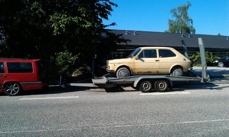 EFTERLYSNING STJÅLET AUTOTRAILER + WEIDEMANN - BEMÆRK DE 2 KØRERAMPER DER STÅR LODRET OP I LUFTEN NÅR MAN KØRER MED TRAILEREN. TRAILEREN ER DEN ENESTE I DK DER ER SOM DENNE HER, DA DEN ER HJEMME BYGGET billede 1
