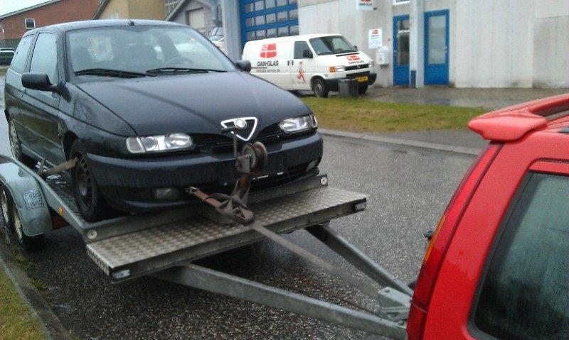 EFTERLYSNING STJÅLET AUTOTRAILER + WEIDEMANN - Fronten af traileren. Bemærk dørlpladen som ikke sidder 100 % fast, og dermed larmer når man kører med den og der er lidt ujævnt underlag. billede 2