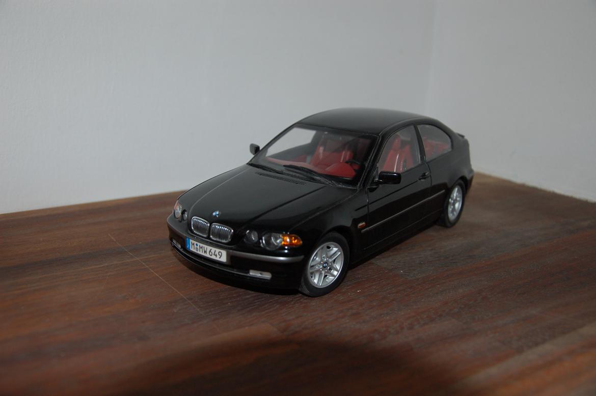 Mine modelbiler 1:18 - BMW 325i Compact billede 5