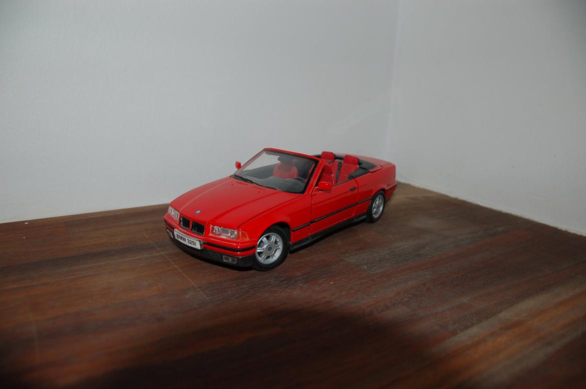 Mine modelbiler 1:18 - BMW 325i Convertible 1993 billede 6