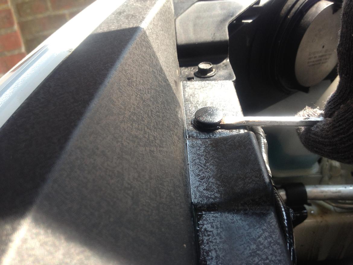 Kia Rio - LED lys montering  - Den sorte skinne skal afmonteres, det gør du ved at klikke de sorte "nitter" af med en flad skrue trækker. billede 2