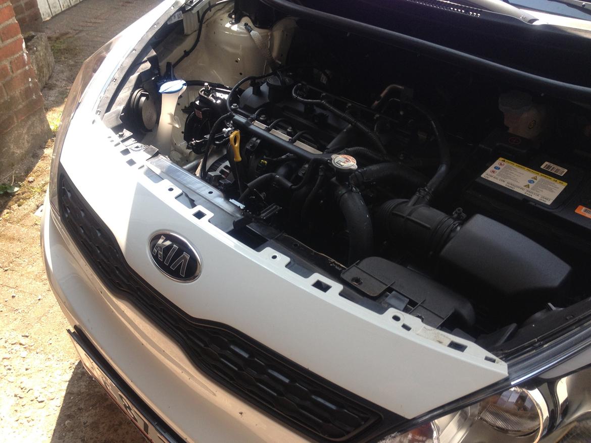 Kia Rio - LED lys montering  - Så er alle "nitter" afmonteret og nu skal lygten af. billede 4