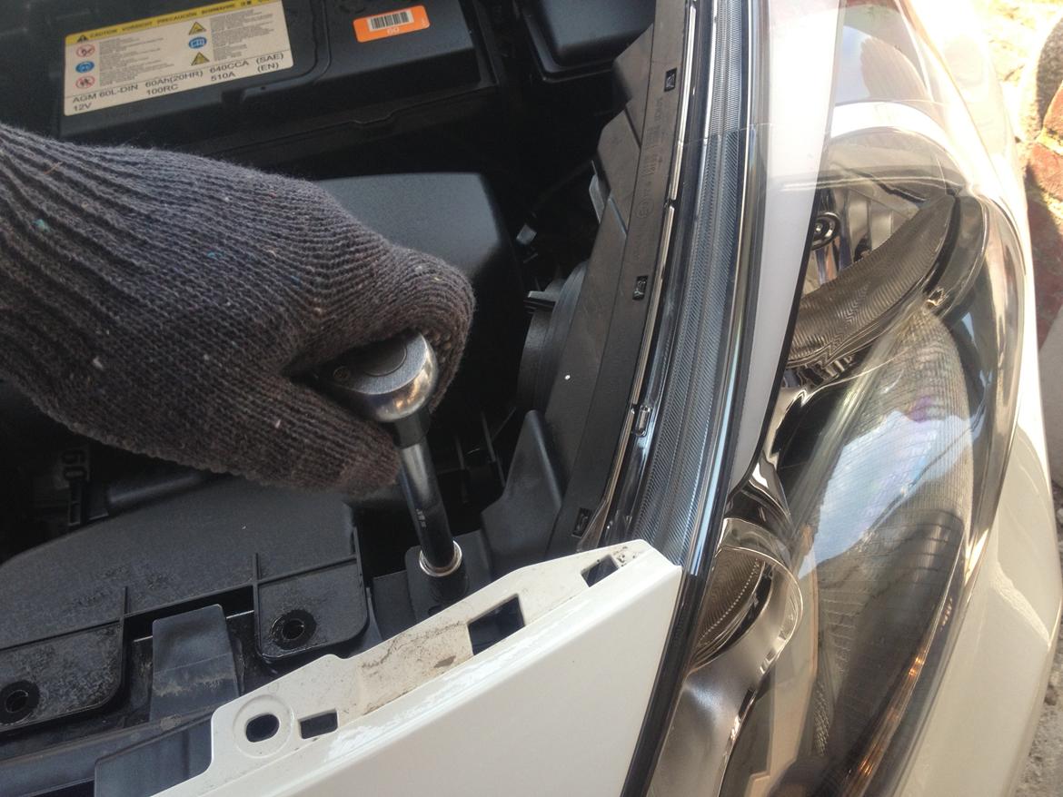 Kia Rio - LED lys montering  - Lygten er monteret med to bolte. En i top og en i bunden af lygten, af med dem. billede 5