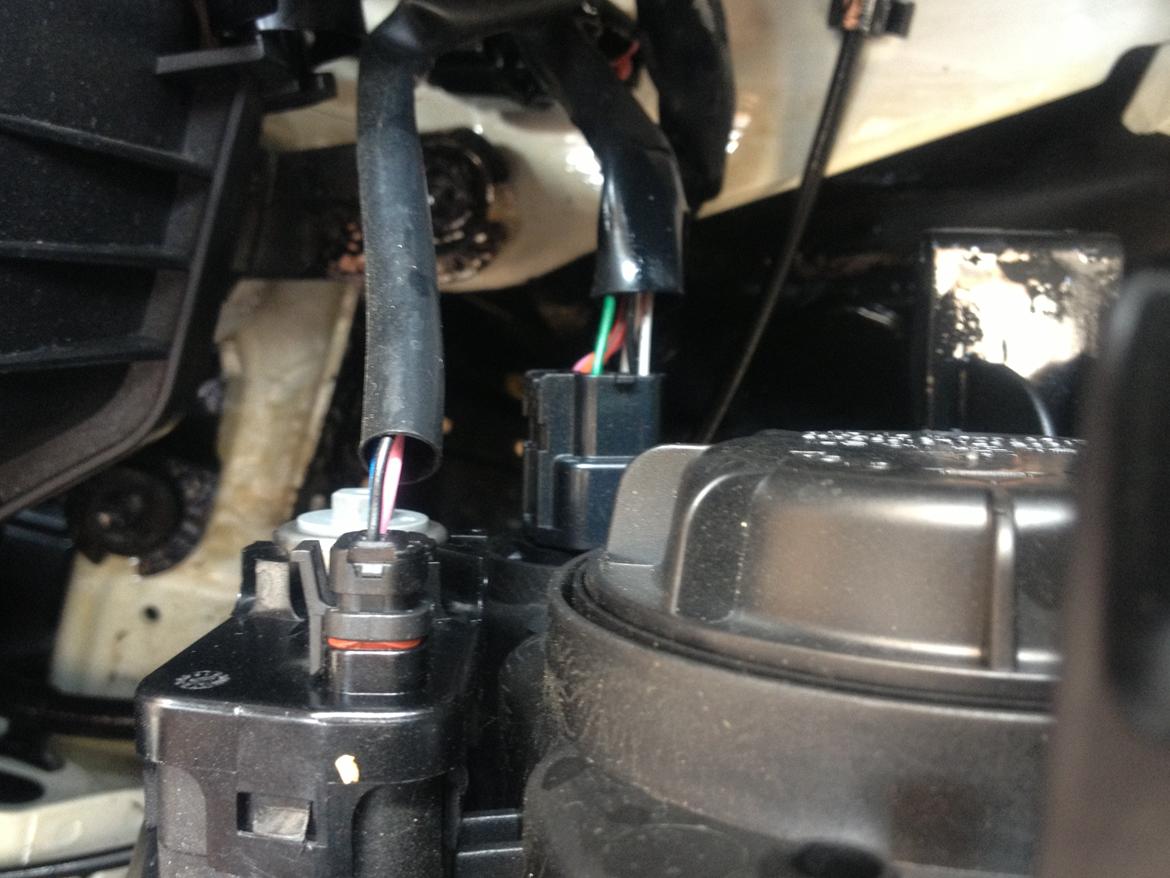 Kia Rio - LED lys montering  - Flå IKKE i lygten de to stik skal klikkes af først, og ledningerne er korte. billede 8