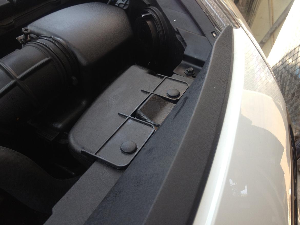 Kia Rio - LED lys montering  - Når du er færdig med alt montereingen og kommer til den sorte skinne, så sørg for at de to sorte "plader" ligger oven på skinden. billede 11