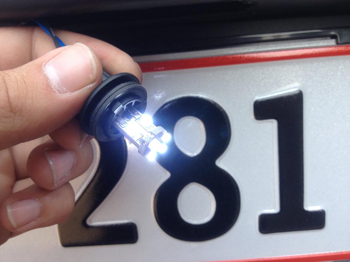 Kia Rio - LED lys montering  - Fatningen afmonteres ved at dreje den en tak til den ene side og pæren kan trækkes ud, her er den nye LED pære monteret. billede 15