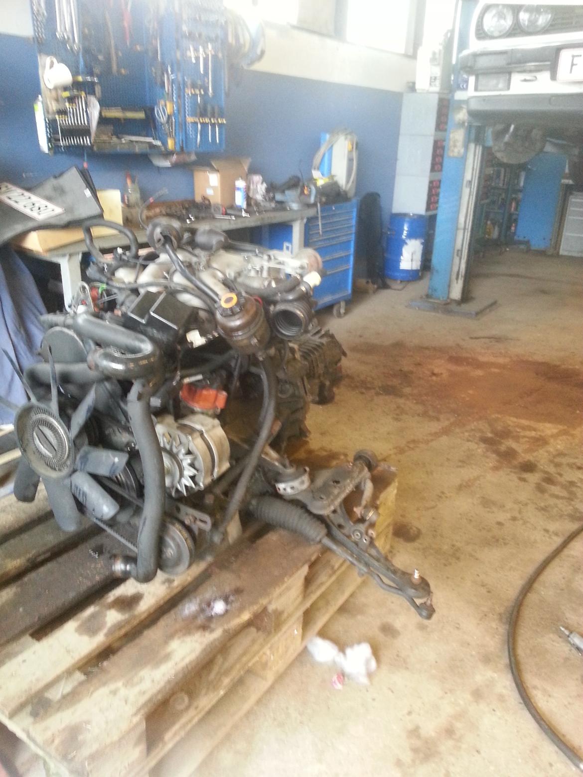 m50 motor i min e30 - ud med den gamle motor .  billede 7