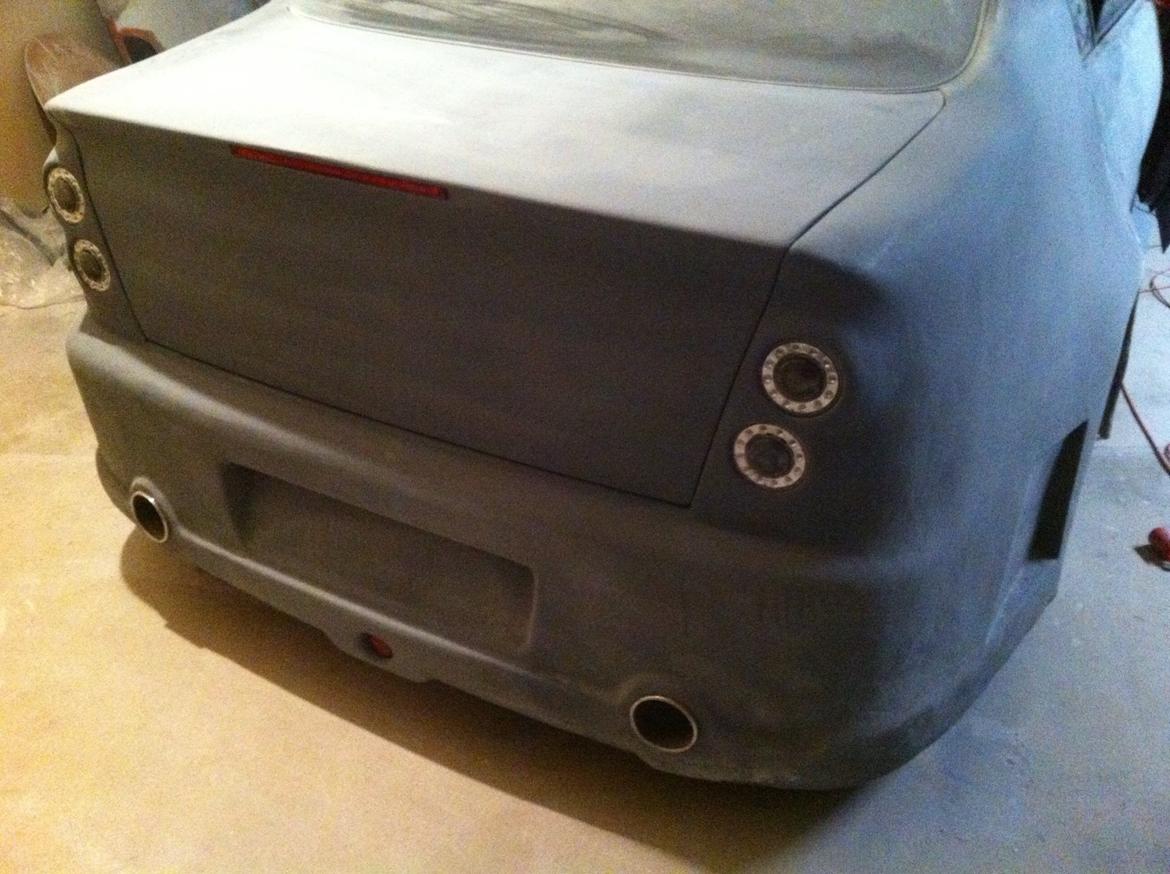 Carina E-xtreme - og bagenden ved at være klar til finslibning. Er godt tilfreds med arbejdet på afstanden mellem klappen og karossen. ser meget bedre ud når det er ens billede 92