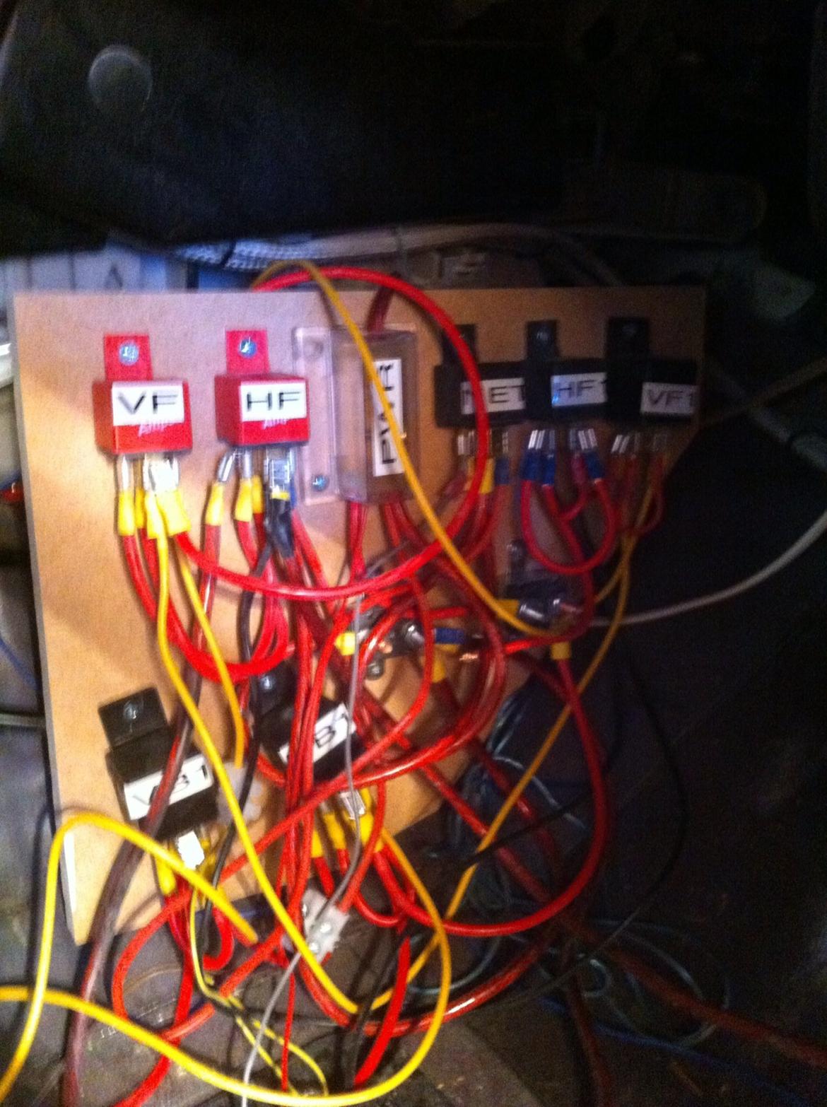 Carina E-xtreme - To ekstra relæer på tavlen til bagdørene. Nu mangler et til styring af blinklysene fra boksen. -og måske et til bagklappen... billede 98