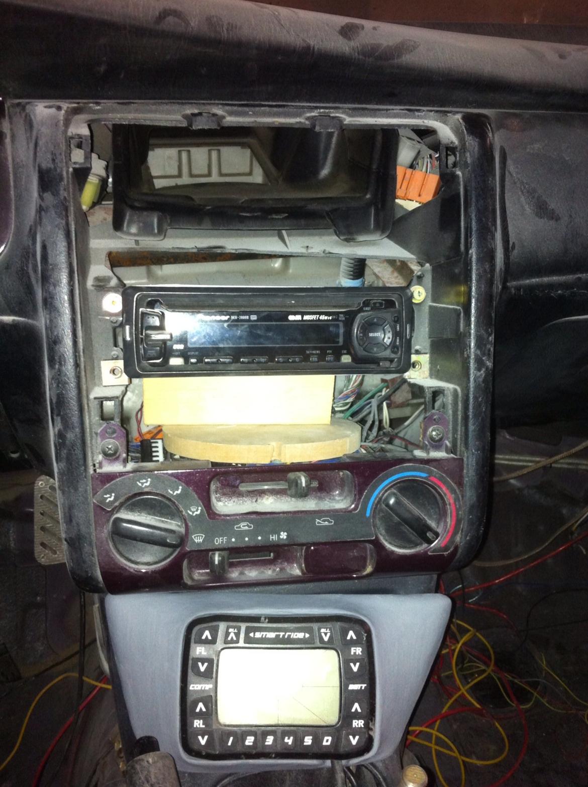 Carina E-xtreme - Skal se om radioen kan være der, da den skal undersænkes en smule. -bare en gammel radio til forsøget :-) Men skal have den anden ud for at prøve den billede 112