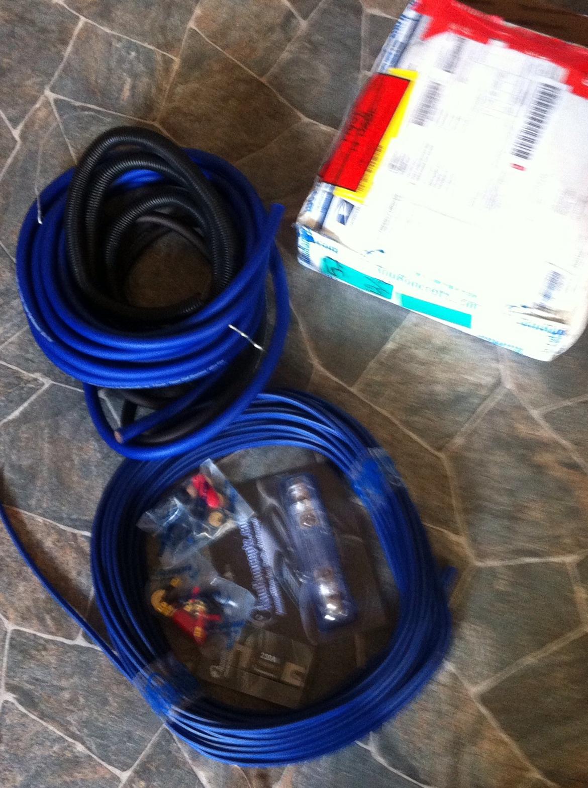 Carina E-xtreme - Lige kommet lidt guf fra Knukonceptz i dag. Told skulle der til, men nu er der saft til anlægget i form a fede kabler! billede 114