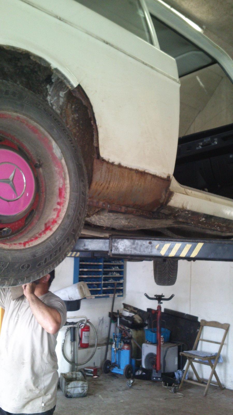 så skal vi have gjort klart til maler mester klat! - ja ja vi har da haft en lyserød mercer engang  billede 3