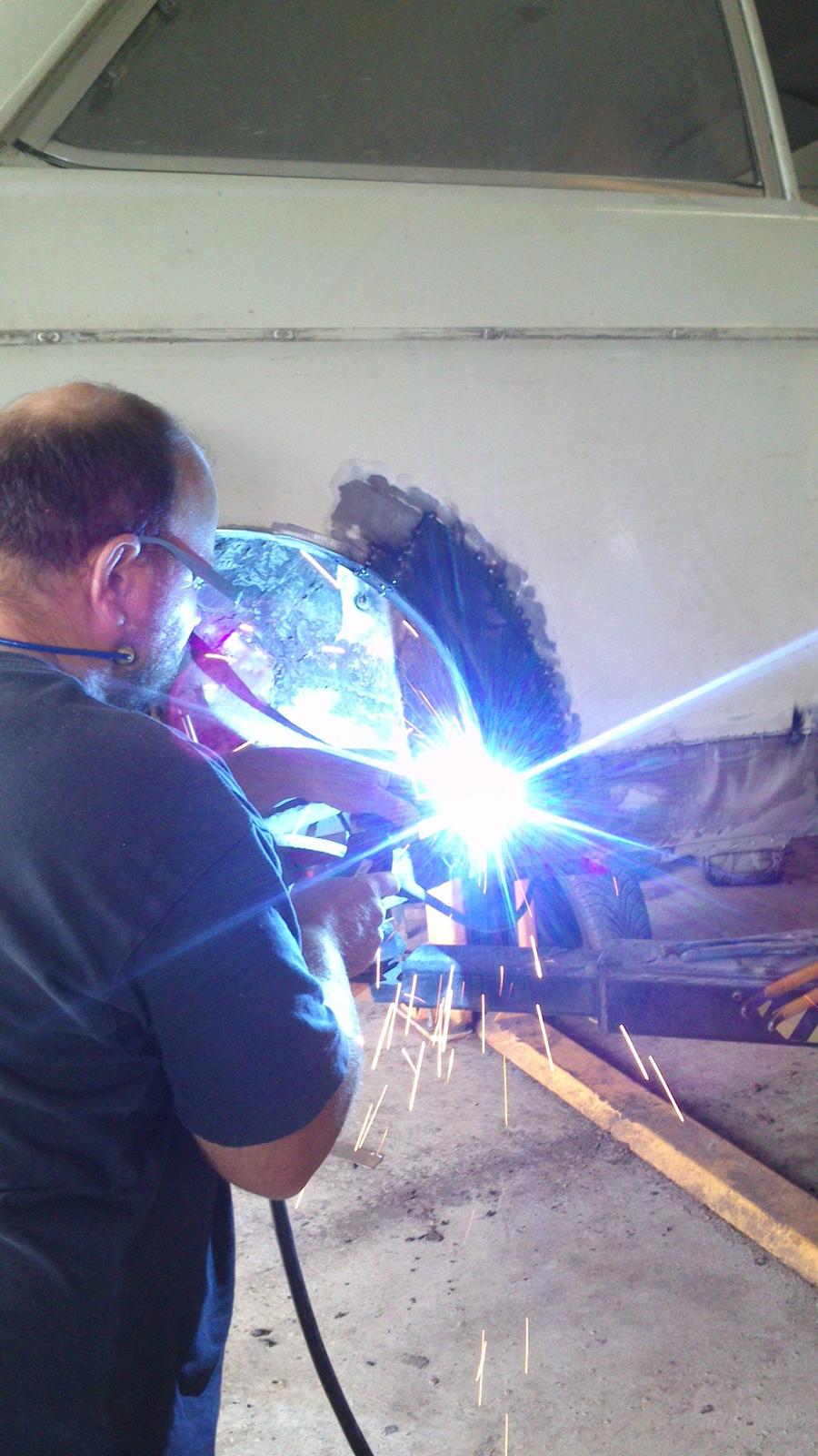 så skal vi have gjort klart til maler mester klat! - gamle far lapper lidt plader i! billede 5