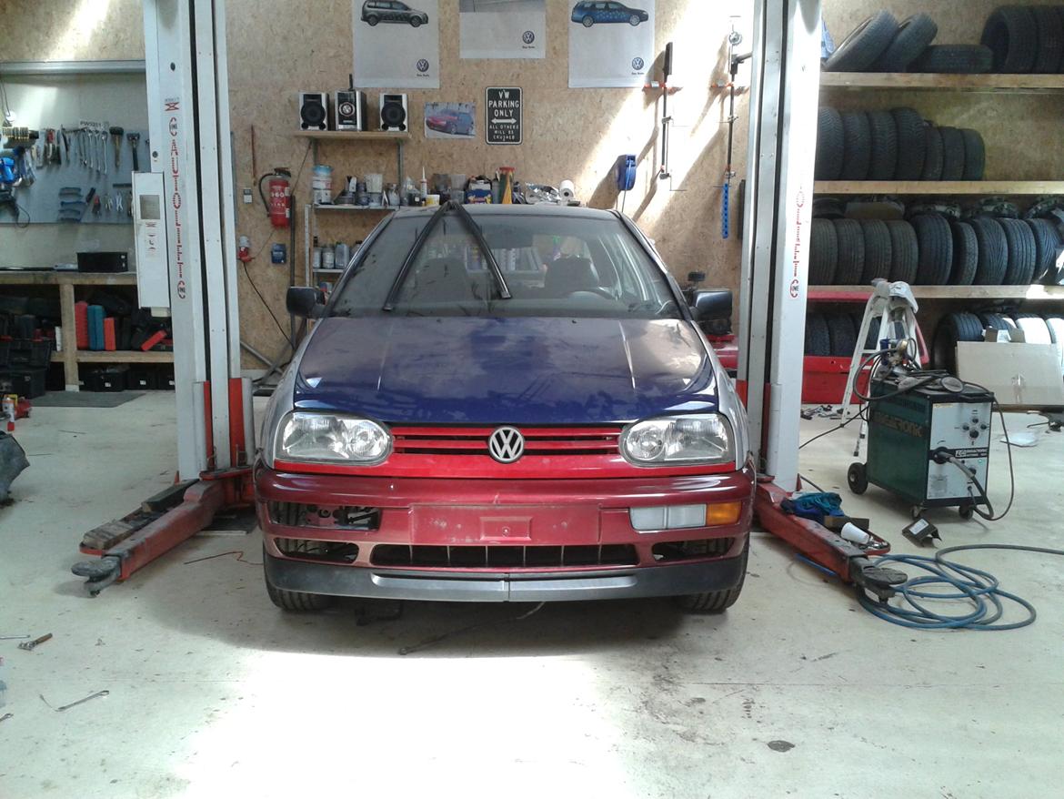 Golf 3 2,9 VR6 Syncro renoveringsprojekt.. - Lige prøvet at montere alle nyindkøbte dele, så jeg er sikker på at de passer på.. Planen er at den skal synes når hele bilen er færdig men bare mangler lak, så det bliver da helt pinligt at skulle trille sin første tur i noget der ligner en wannabe harlekin. billede 31