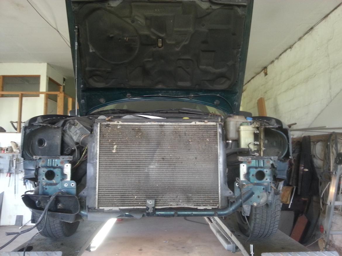 motorskift i min audi 80 - godt i gang med at skille donor bilen ad. billede 1