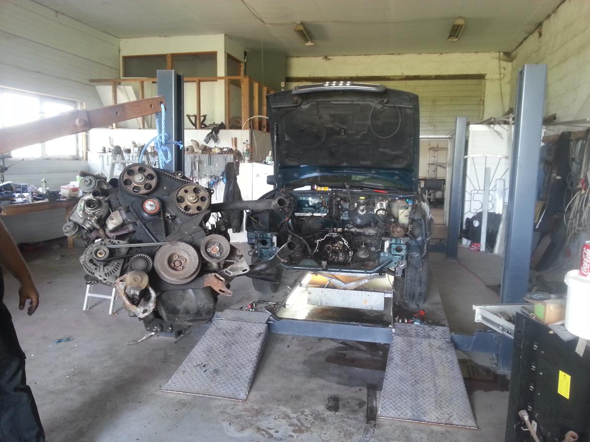 motorskift i min audi 80 - ud kom min "nye" fine motor :D billede 3