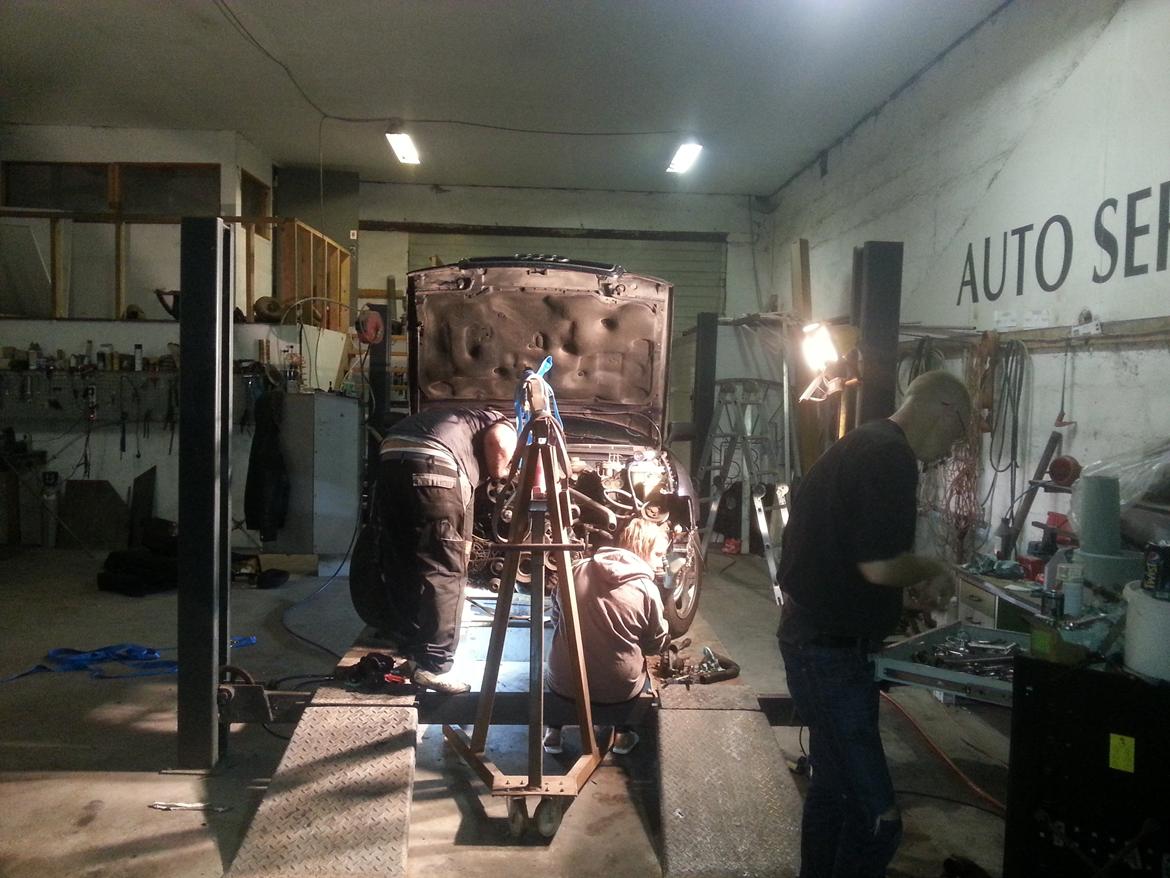 motorskift i min audi 80 - her godt i gang med at montere den "nye" motor i bilen billede 4